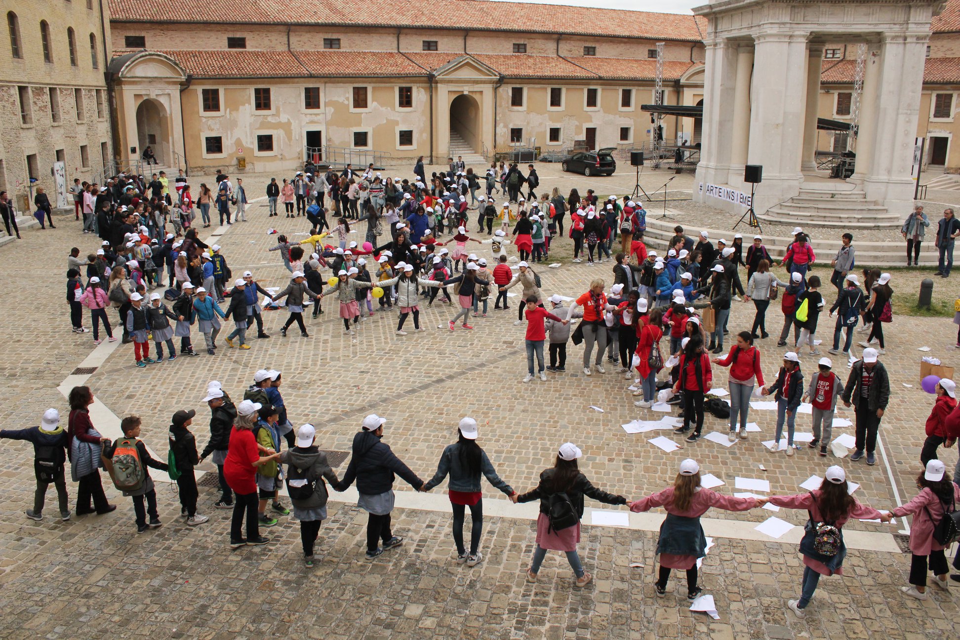 Girotondi e balli dei bambini nella corte della Mole