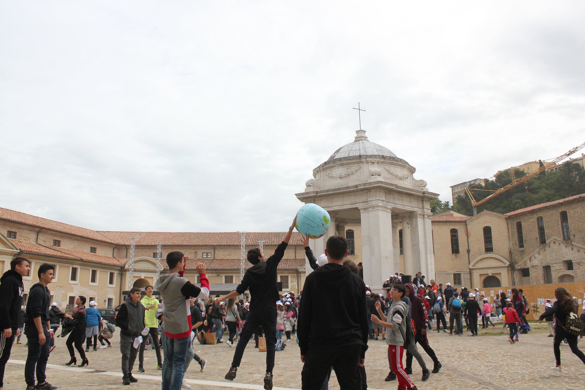 Girotondi e balli dei bambini nella corte della Mole