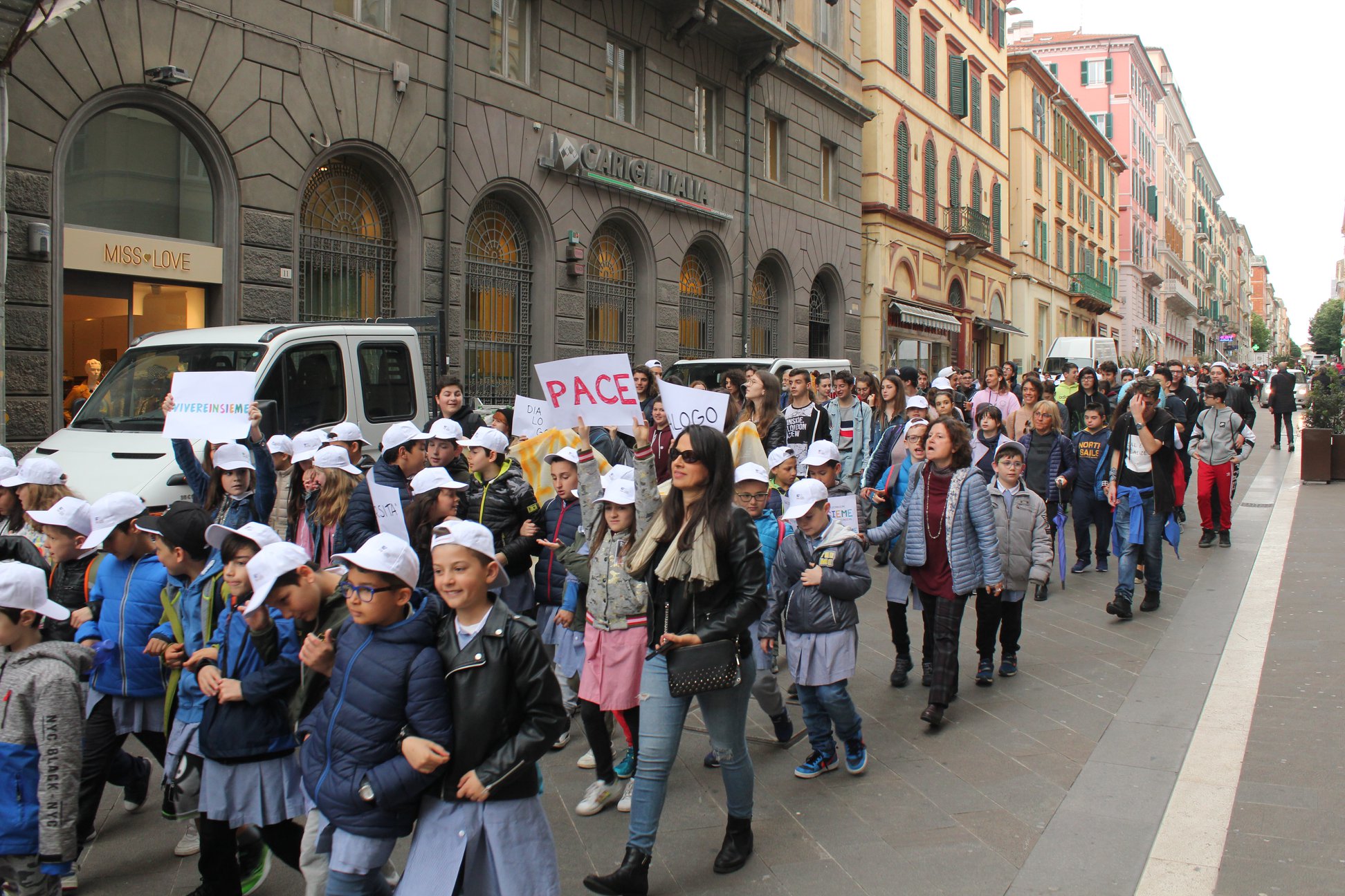 I bambini in marcia lungo Corso Garibaldi