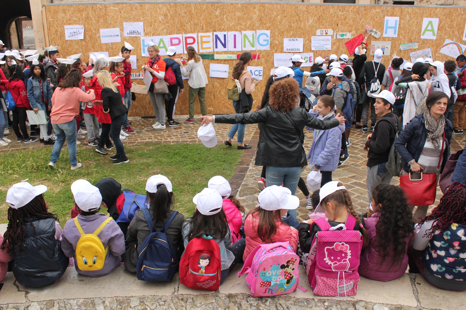 Gli studenti arrivano alla Mole ed espongono i loro lavori: locandine e disegni sul tema della pace e della diversità