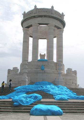 Una grande gocci scence dal Monumeto del Passetto istallazione dell'Istituto d'Arte di Ancona