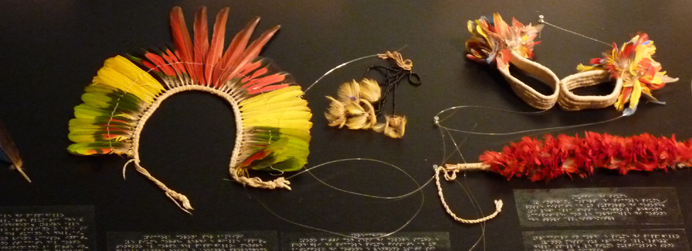 Ornamenti realizzati con piume di pappagallo: corone e bracciali