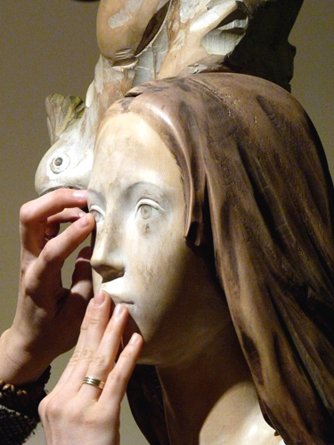 Esplorazione tattile della scultura Fanciulla con pappagallo con Aron Demetz