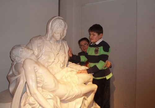 Roberto con l'insegnante legge la Pietà di Michelangelo