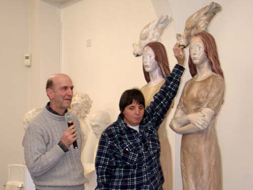 Aldo Grassini e Daniela Bottegoni toccano le due sculture intitolate Ragazza con pappagallo