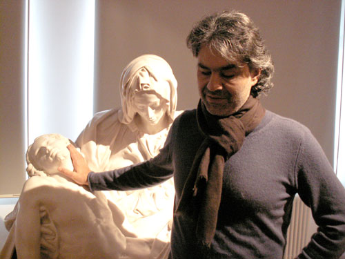 Andrea Bocelli tocca la Pietà di San Pietro
