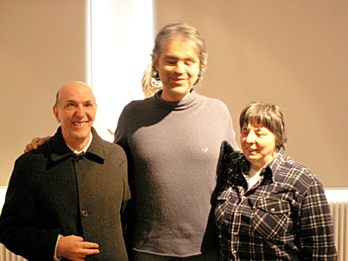 Aldo Grassini, Andrea Bocelli e Daniela Bottegoni vicino alla Pietà di San Pietro