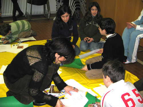 Bambini al lavoro durante il laboratorio per mani e per bocca