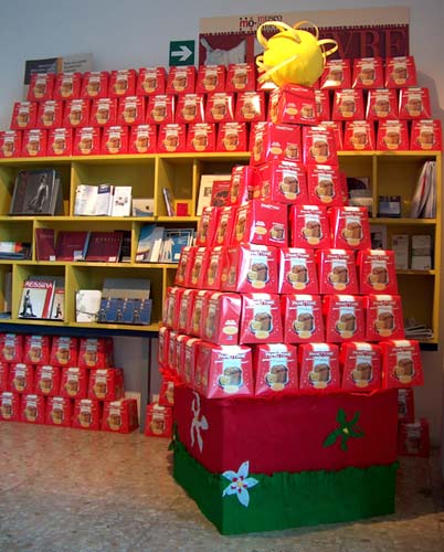 Albero costruito con i panettoni Giampaoli