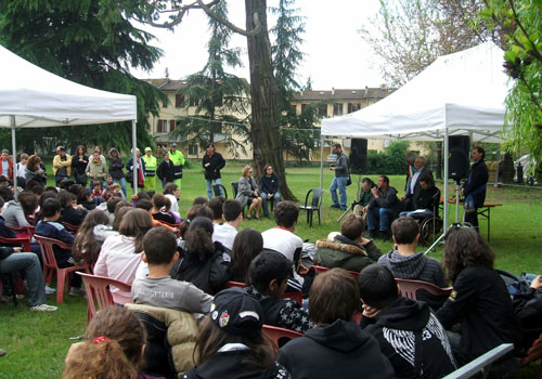 Il parco di Villa Terracini sede della Chiesa dell'arte affollato di studenti, autorità e giornalisti