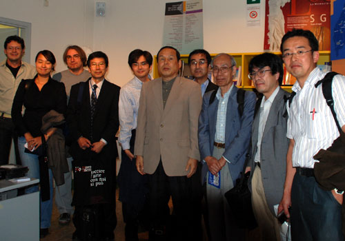 Gruppo professori universitari giapponesi con il personale del Museo
