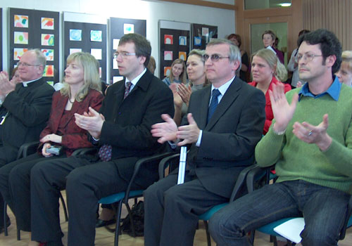 Platea alla presentazione del Festival a Ostrawa con Massimiliano Trubbiani del Museo Omero in prima fila e  dipinti di Giuseppe Noferi sullo sfondo