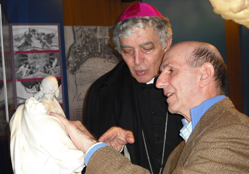 Aldo Grassini esplora tattilmente la Coppia di evangelisti 