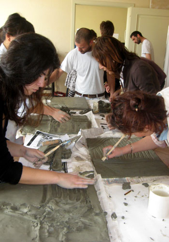 studenti modellano l'argilla