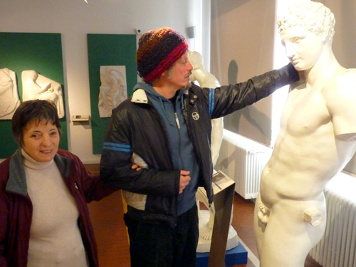 Niccolò Fabi e Daniela Bottegoni visitano la sala greca del Museo