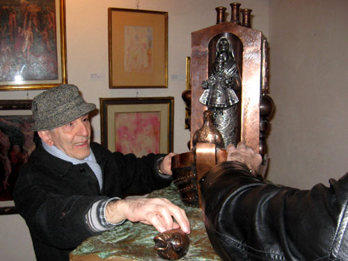 Aldo Grassini esplora una scultura del Museo Antico Tesoro del Santurario