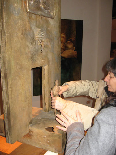 Esplorazione tattile di sculture del Museo Antico tesoro del Santuario