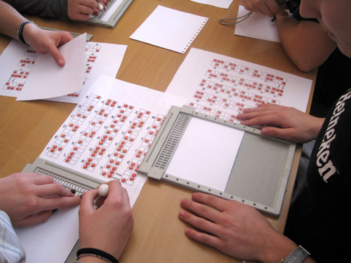 Ragazzi che leggono e scrivono in Braille