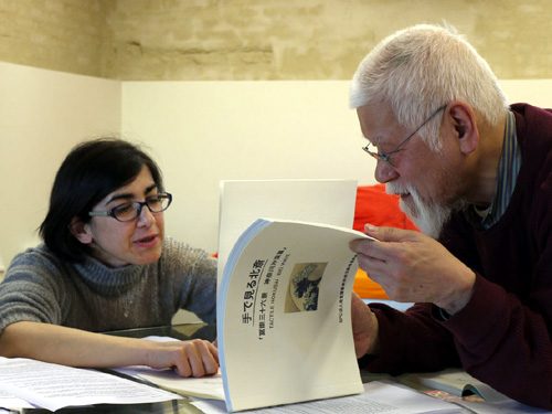Kiyoshi Iwasakidella TomGallery di Tokyo mostra a Monica Bernacchia del Museo Omero il libro tattile The Big Wave