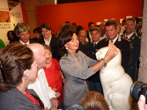 Laura Boldrini esplora tattilmente la scultura Dea bastet