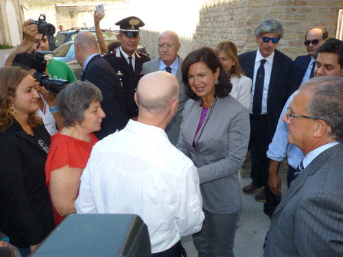 Laura Boldrini saluta Aldo Grassini e Daniela Bottegoni all'ingresso della Mole Vanvitelliana