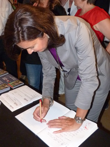 Laura Boldrini firma il libro dediche del  Museo Omero