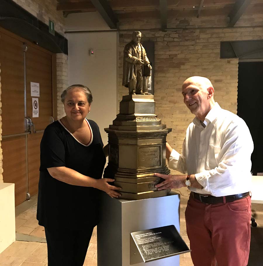 il sindaco Valeria Mancinelli con Aldo Cavour alla consegna della statua