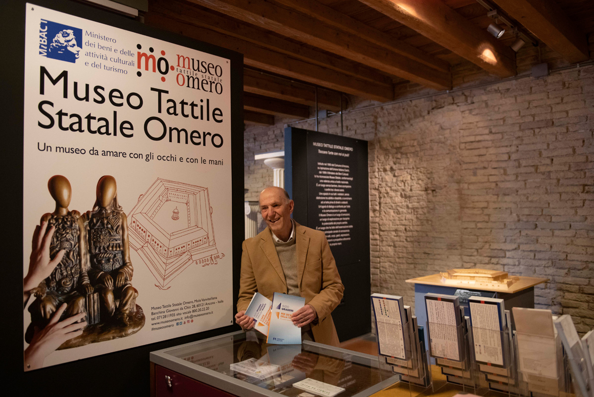 Aldo Grassini che presenta il suo libro