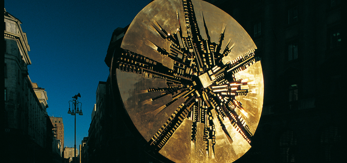 Grande Disco di Piazza Meda a Milano. Realizzato da Arnaldo Pomodoro nel 1972