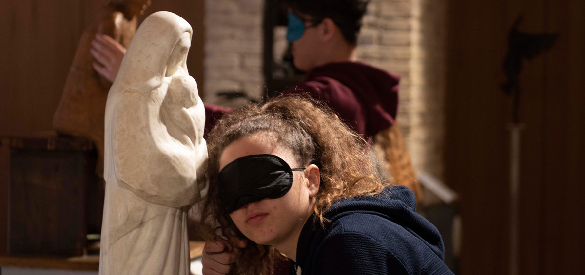 ragazza bendata che escolta un'opera del museo