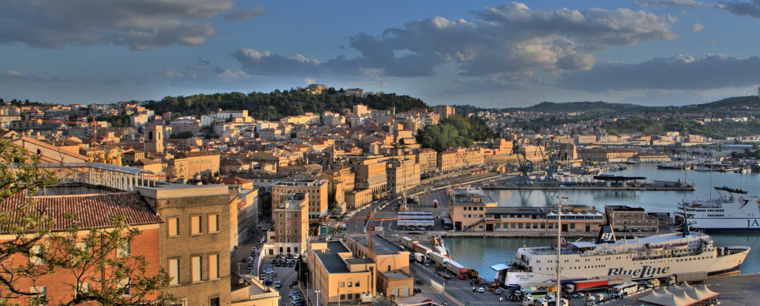 vista panoramica città e porto Ancona