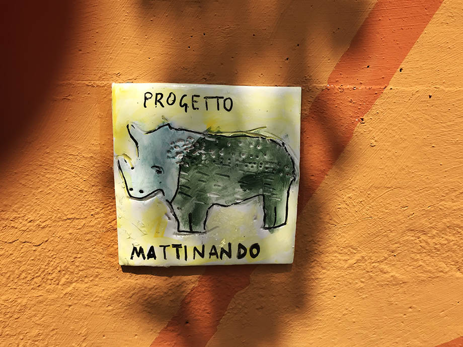mattonella colorata di terracotta raffigurante un rinoceronte