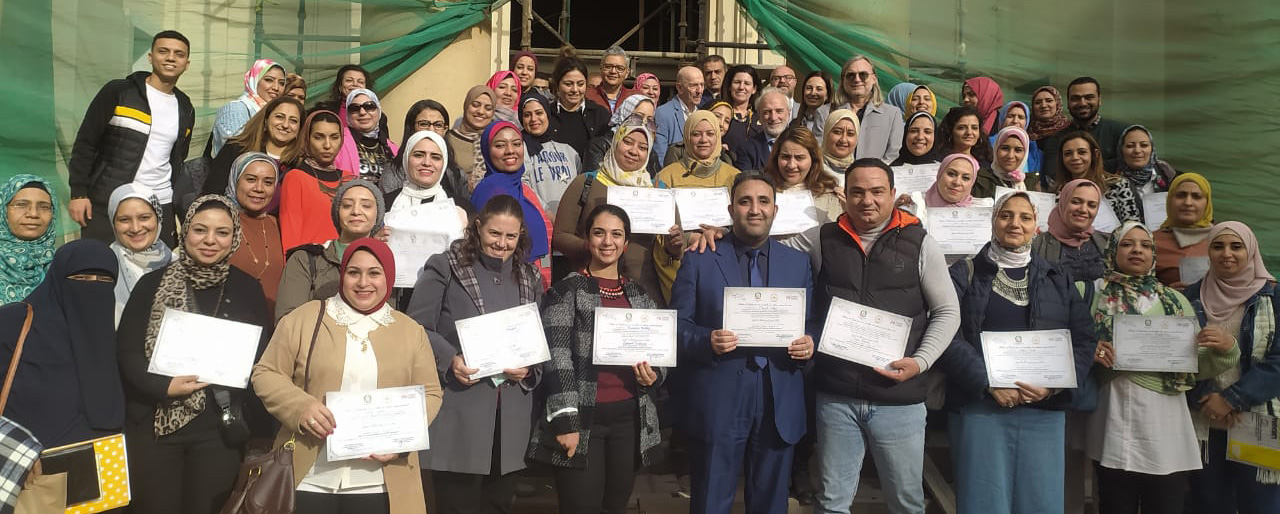 gruppo di circa 20 operatori museali con diploma in mano