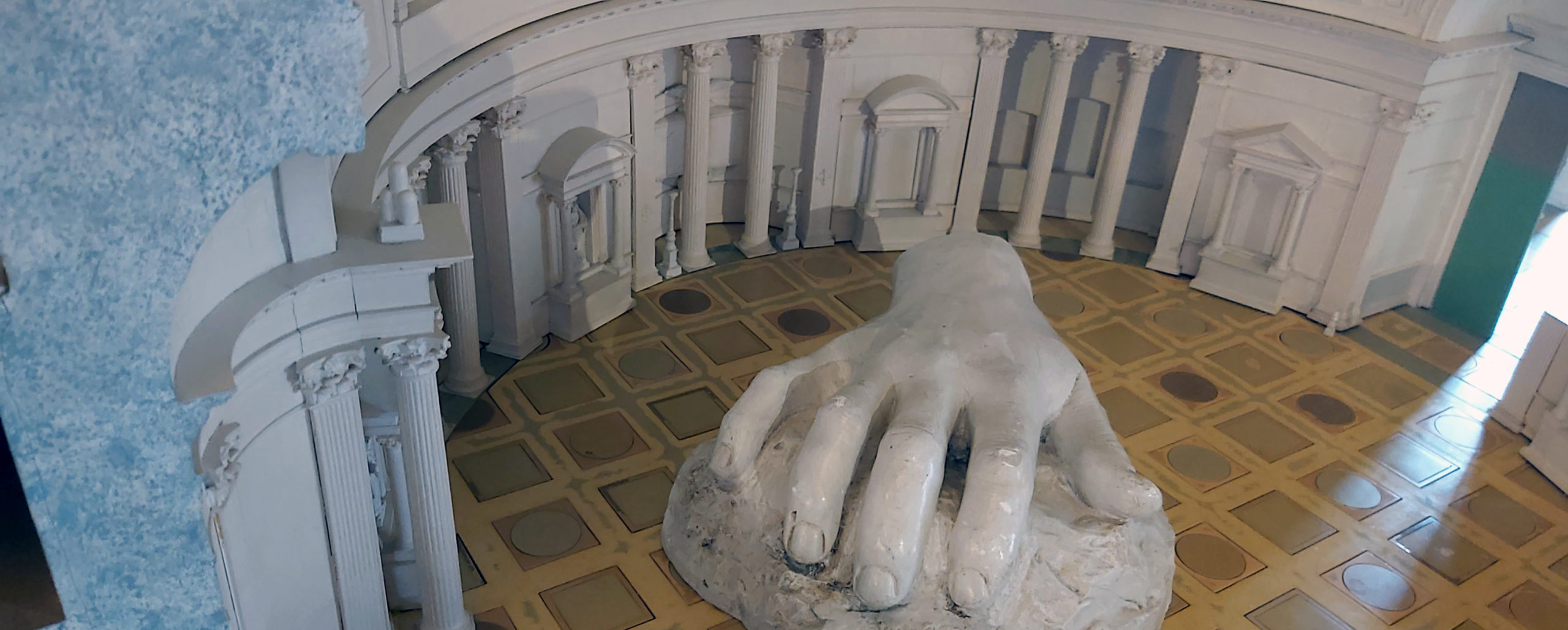 Una mano in gesso è collocata al centro del modellino architettonico del Pantheon