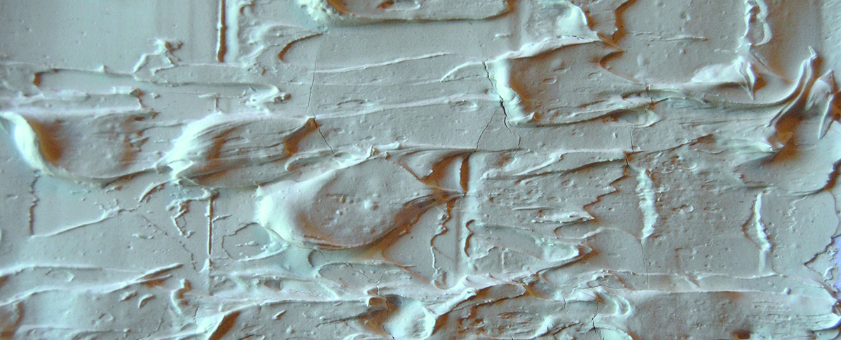 dettaglio di stucco color beige con elementi a rilievo.