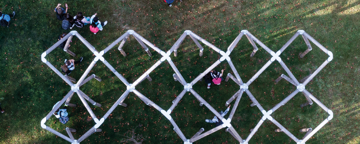 Foto dall'alto di una installazione artistica a forma di grande reticolato.