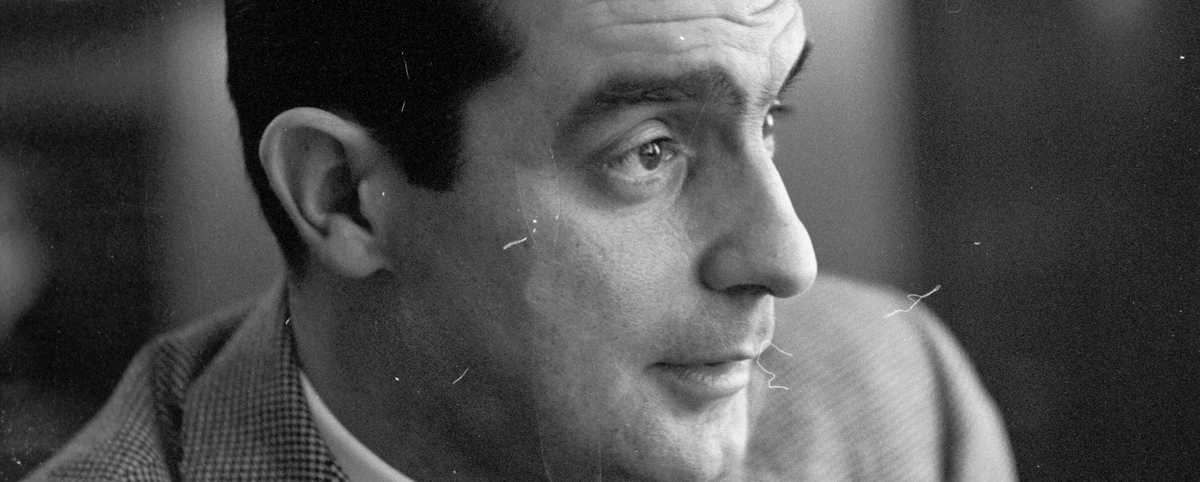 Foto in bianco e nero di un primo piano del volto di Italo Calvino