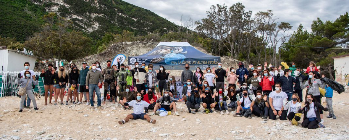 Gruppo di volontari in spiaggia