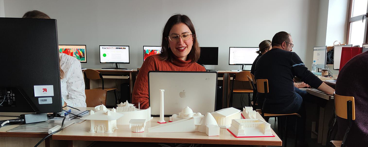 operatrice del Museo Omero che spiega come si progettano i modellini 3D