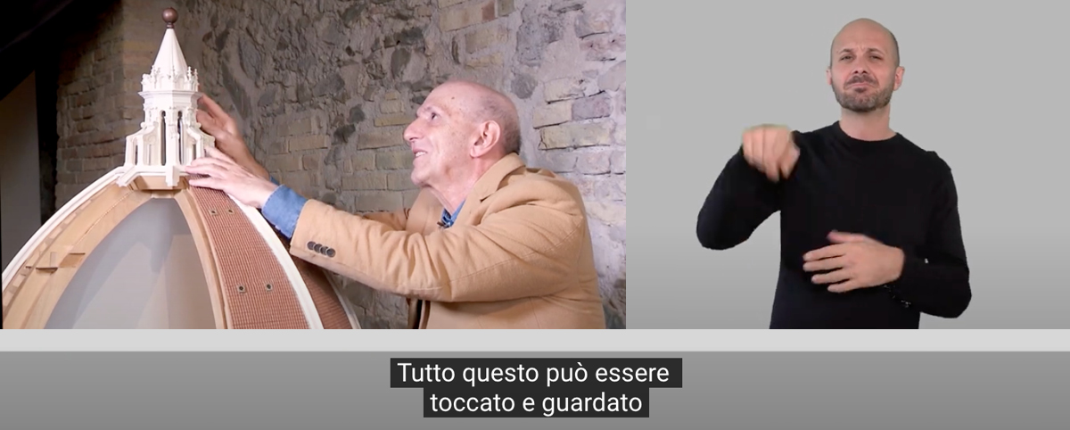 Schermata esempio di un video con sottotitoli e a fianco una guida che racconta con linguaggio dei segni (LIS)