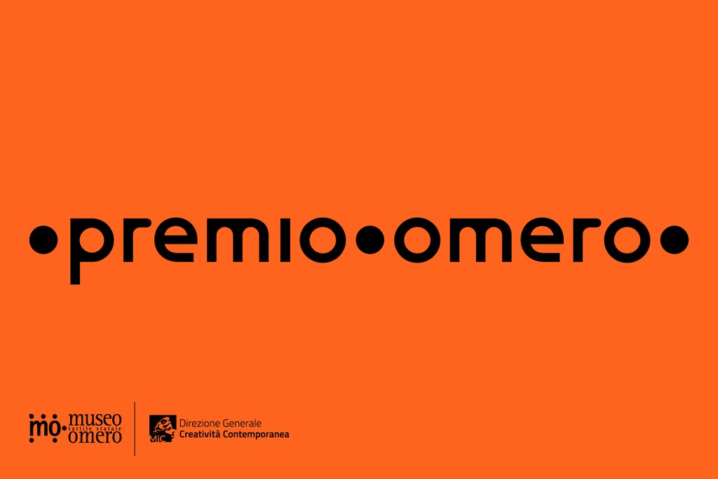 su fondo arancio scritta nera "Premio Omero" e loghi Museo Omero e DGCC
