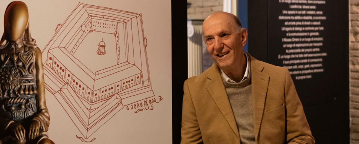 Aldo Grassini all'ingresso del Museo Omero.